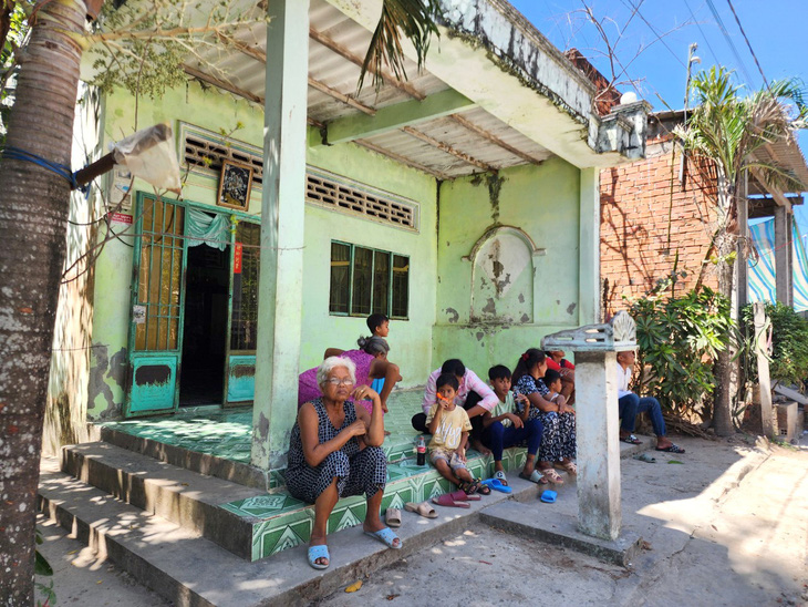 Một khu xóm 17 hộ dân ở ấp Lai Hòa A, xã Lai Hòa, Vĩnh Châu, Sóc Trăng đã có hơn 20 người đi làm ở Bình Phước, Bình Dương. Xóm chỉ còn đông phụ nữ và trẻ em - Ảnh: SƠN LÂM