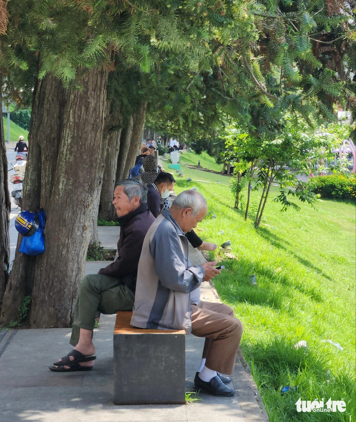 Người dân mặc áo khoác ngồi ở hồ Xuân Hương vào buổi trưa (ảnh chụp ngày 2-5) - Ảnh: M.V.