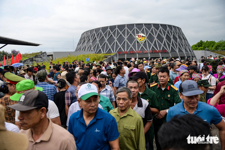 Rất đông khách tập trung trước Bảo tàng Chiến thắng Điện Biên Phủ đợi được vào thăm bảo tàng - Ảnh: NAM TRẦN