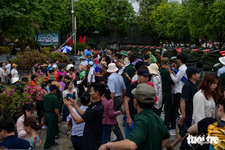 Đến 10h vẫn rất đông khách đứng trước sân Bảo tàng Chiến thắng Điện Biên Phủ đợi được vào tham quan bảo tàng - NAM TRẦN