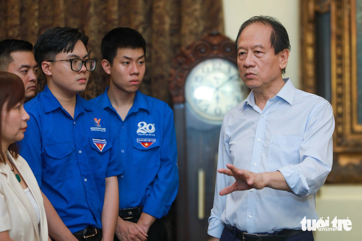 Ông Nam chia sẻ với các bạn trẻ về Đại tướng Võ Nguyên Giáp, về chiến thắng Điện Biên Phủ tại chương trình Thắp lên những ngọn nến tri ân kỷ niệm 70 năm chiến thắng Điện Biên Phủ - Ảnh: DANH KHANG