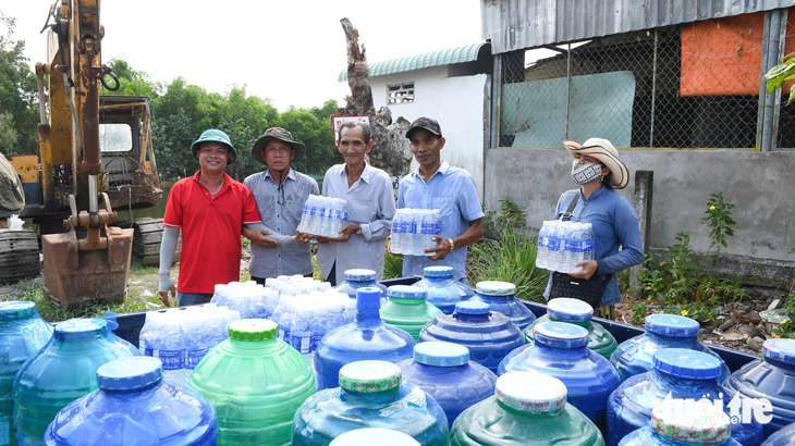 Nhiều ngày qua, các nhà hảo tâm đã mang nước về tặng miễn phí cho bà con xã Hòa Điền, huyện Kiên Lương, tỉnh Kiên Giang - Ảnh: VĂN PHỤNG