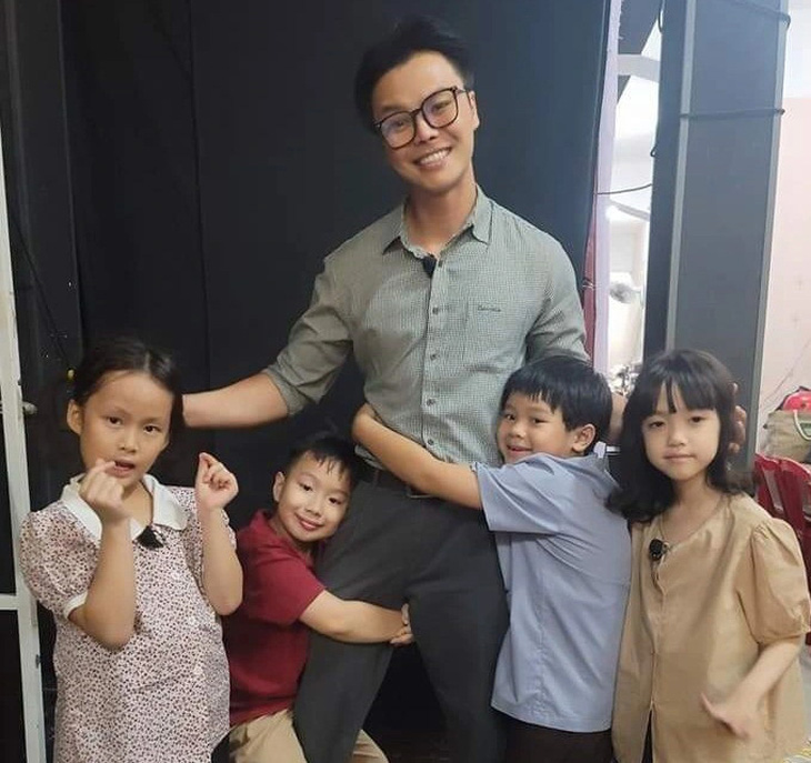 "Chú" Võ Minh Lâm được các diễn viên nhí trong vở Cho tôi xin một vé đi tuổi thơ rất yêu quý - Ảnh hậu trường của sân khấu kịch Hồng Hạc.