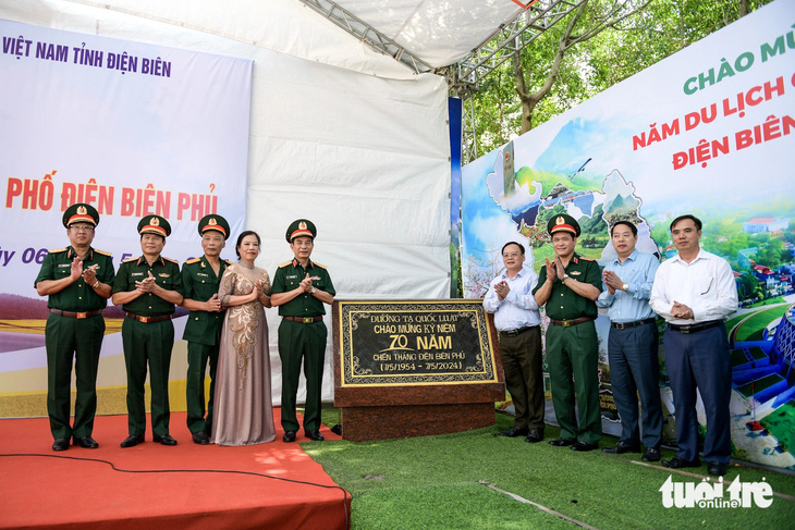 Gắn biển tên đường anh hùng Tạ Quốc Luật chào mừng kỷ niệm 70 năm Chiến thắng Điện Biên Phủ - Ảnh: NAM TRẦN