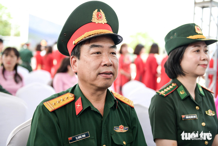 Đại tá Tạ Quốc Vinh (con trai của anh hùng Tạ Quốc Luật) cùng vợ có mặt ở Điện Biên Phủ tham gia lễ gắn biển đường mang tên cha ông - Ảnh: NAM TRẦN