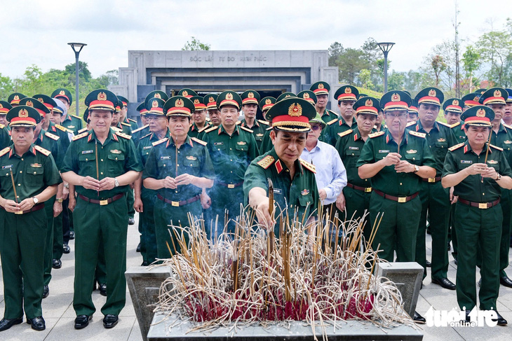 Đại tướng Phan Văn Giang và đoàn công tác đến dâng hương tại đền thờ liệt sĩ tại chiến trường Điện Biên Phủ - Ảnh: NAM TRẦN