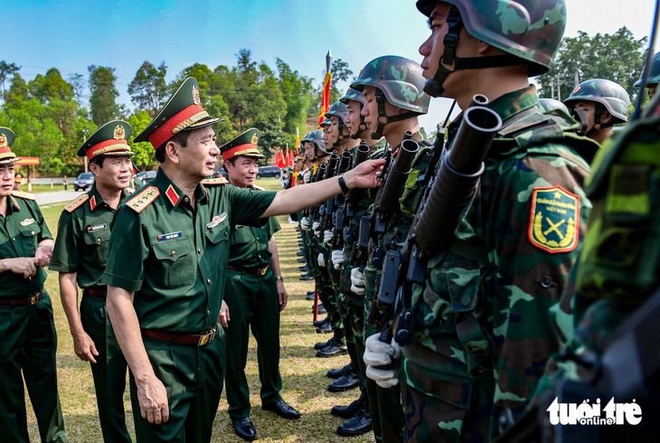 Đại tướng Phan Văn Giang đến động viên các lực lượng tham gia diễu binh, diễu hành tại lễ kỷ niệm 70 năm Chiến thắng Điện Biên Phủ - Ảnh: NAM TRẦN