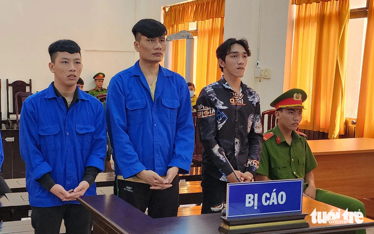 Ba bị cáo Luật, Sang và Minh (từ trái qua) nghe tòa tuyên án - Ảnh: VĂN VŨ
