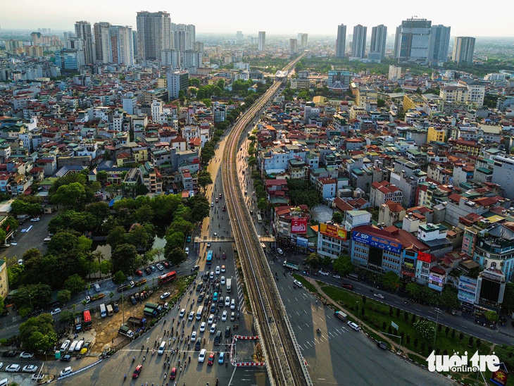 Quốc lộ 32 thông thoáng trong khung giờ cao điểm chiều 6-5 do xe cộ lưu thông hướng Xuân Thủy không còn xung đột với các rào chắn thi công dưới gầm cầu - Ảnh: HỒNG QUANG