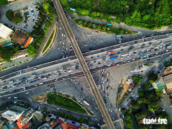 Trong tương lai, khi tuyến đường sắt đô thị số 3 Nhổn - ga Hà Nội được vận hành thương mại chính thức, nút giao Mai Dịch sẽ có 3 tầng xe chạy - Ảnh: HỒNG QUANG