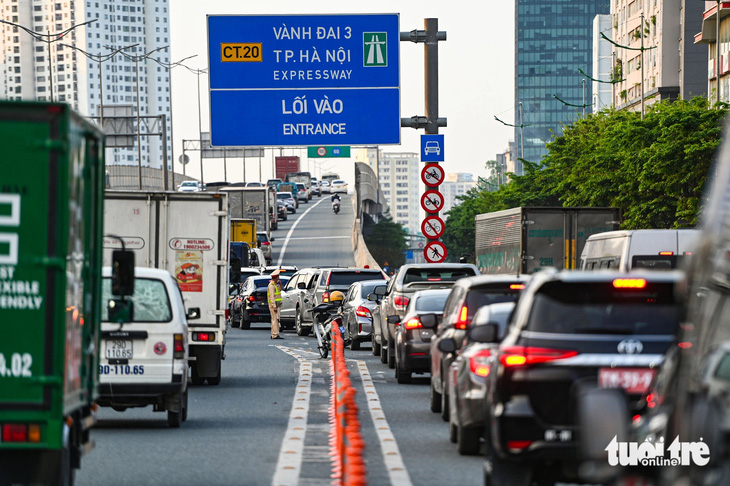 Luồng xe cộ vẫn 'đối đầu' sau khi thông xe cầu vượt thép hơn 340 tỉ đồng ở Hà Nội- Ảnh 6.