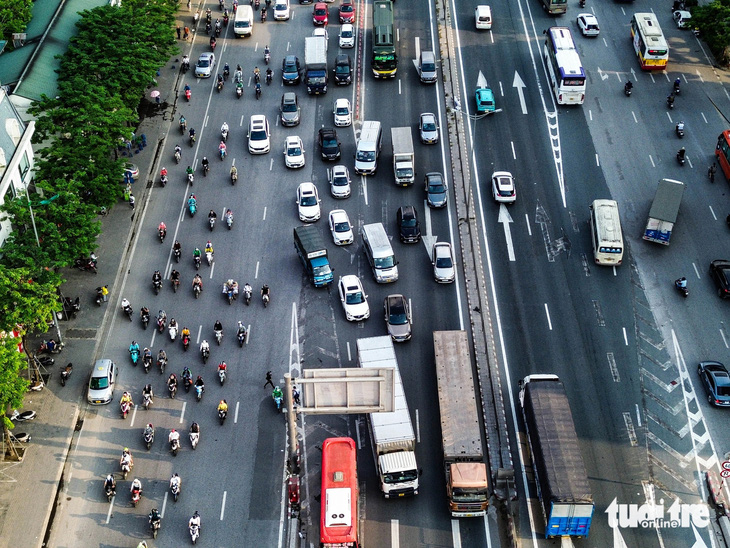 Luồng xe cộ vẫn 'đối đầu' sau khi thông xe cầu vượt thép hơn 340 tỉ đồng ở Hà Nội- Ảnh 7.