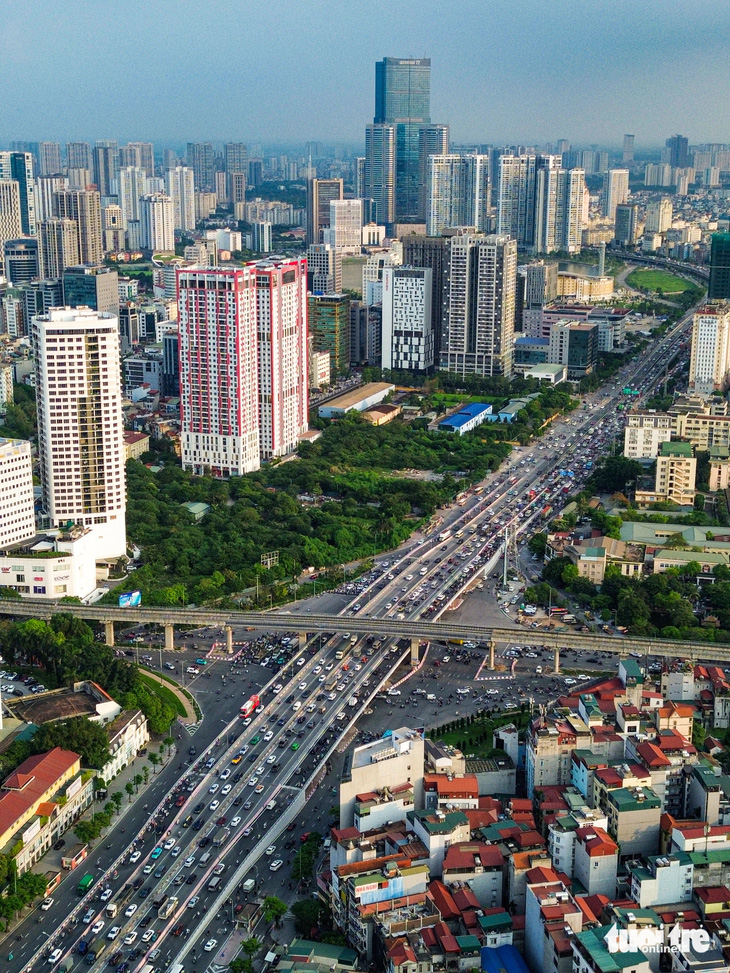 Luồng xe cộ vẫn 'đối đầu' sau khi thông xe cầu vượt thép hơn 340 tỉ đồng ở Hà Nội- Ảnh 2.