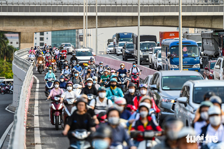 Luồng xe cộ vẫn 'đối đầu' sau khi thông xe cầu vượt thép hơn 340 tỉ đồng ở Hà Nội- Ảnh 3.