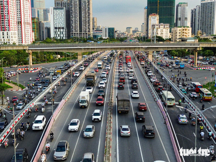 Luồng xe cộ vẫn 'đối đầu' sau khi thông xe cầu vượt thép hơn 340 tỉ đồng ở Hà Nội- Ảnh 4.