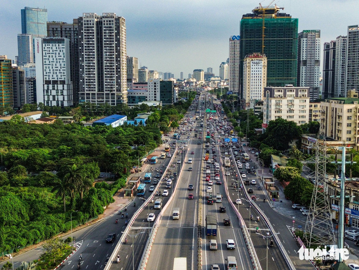 Luồng xe cộ vẫn 'đối đầu' sau khi thông xe cầu vượt thép hơn 340 tỉ đồng ở Hà Nội- Ảnh 5.