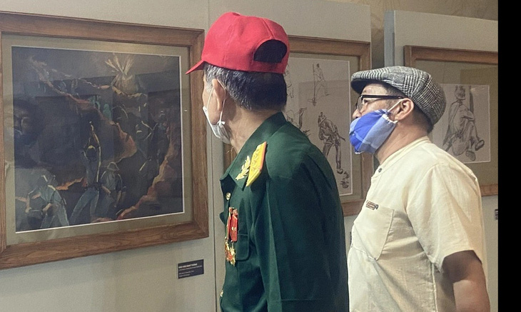 Khách xem triển lãm ký họa Điện Biên Phủ của họa sĩ Ngô Mạnh Lân tại Bảo tàng Chiến thắng lịch sử Điện Biên Phủ - Ảnh: T.ĐIỂU