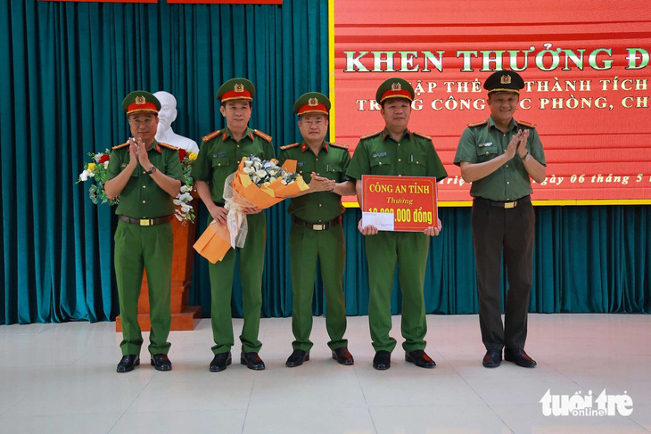Đại tá Lê Phi Hùng (giữa) trao thưởng nóng Công an huyện Triệu Phong - Ảnh: Công an Quảng Trị