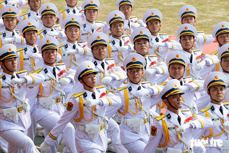 Đoàn Hải quân diễu binh dịp kỷ niệm 70 năm Chiến thắng Điện Biên Phủ - Ảnh: NAM TRẦN