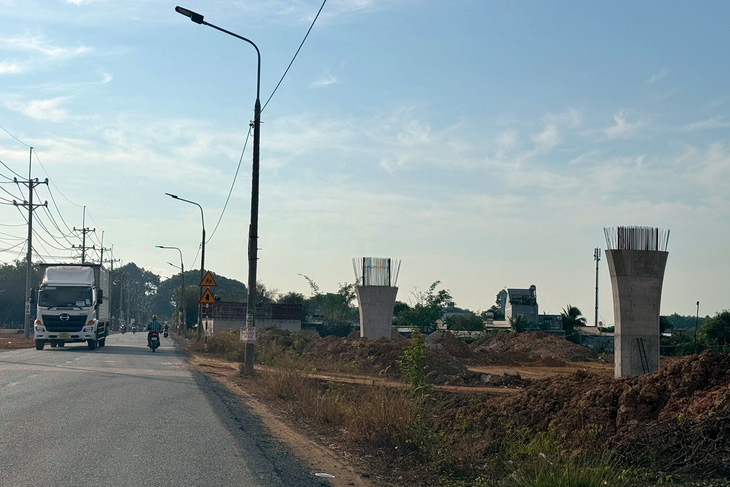 Một hạng mục trên tuyến cao tốc Biên Hòa - Vũng Tàu, đoạn qua xã Long Đức, huyện Long Thành đang thi công - Ảnh: A.B.