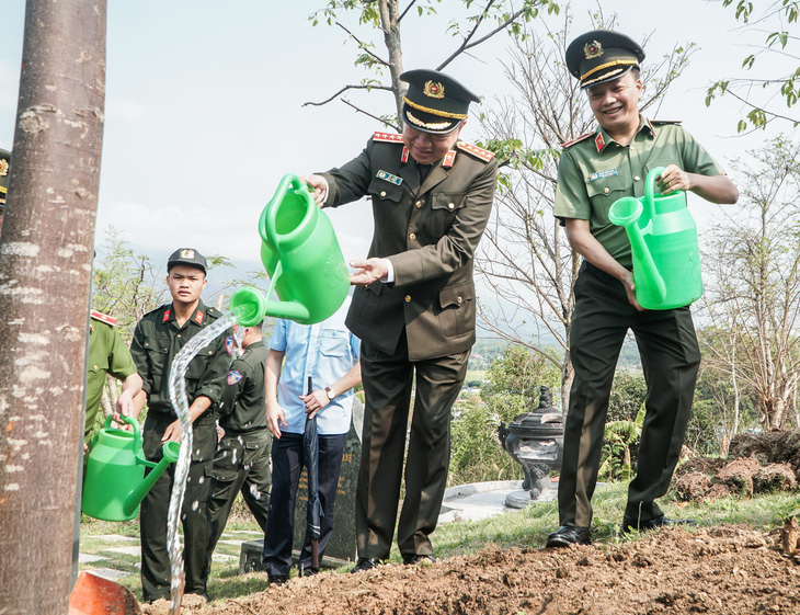Sau dâng hương, Đại tướng Tô Lâm đã trồng cây lưu niệm tại đồi trên.