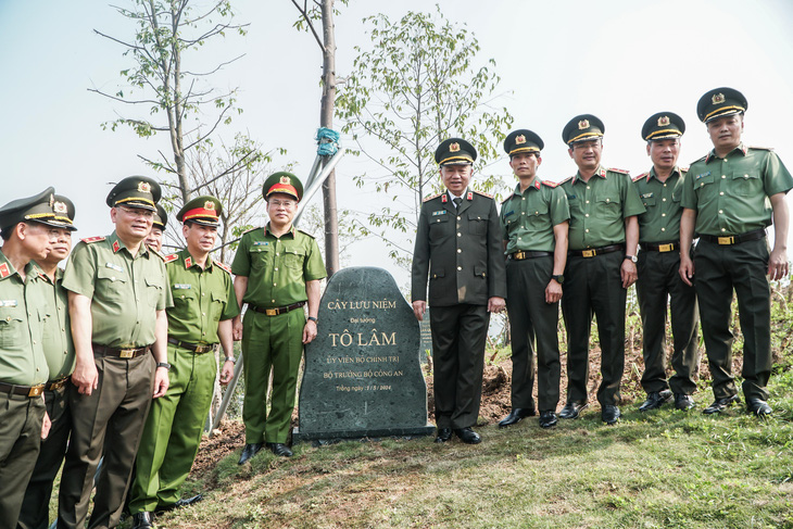 Bộ trưởng Tô Lâm cùng đoàn đại biểu Bộ Công an chụp ảnh lưu niệm - Ảnh: PHẠM TUẤN