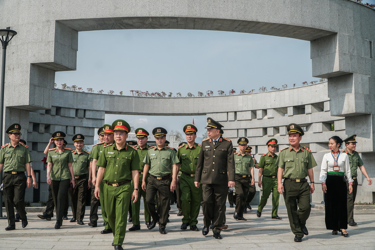 Bộ trưởng Tô Lâm dẫn đầu đoàn Đảng ủy Công an Trung ương, Bộ Công an đã đến dâng hương tưởng niệm các anh hùng, liệt sĩ ở Đền thờ Liệt sĩ tại Chiến trường Điện Biên Phủ - Ảnh: PHẠM TUẤN