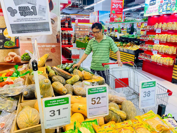 Người dân mua thực phẩm tại một siêu thị ở Hà Nội - Ảnh: DANH KHANG