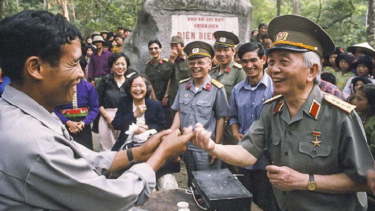 Đại tướng Võ Nguyên Giáp thăm Mường Phăng năm 2004 - Ảnh tư liệu Sở TT&TT Điện Biên