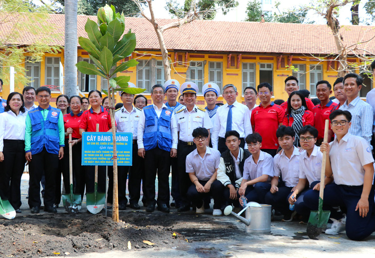 Học sinh Trường THPT Marie Curie hào hứng tham gia trồng cây bàng vuông cùng đoàn đại biểu - Ảnh: CẨM NƯƠNG