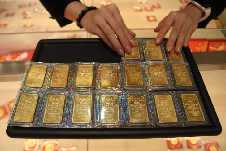 So với giá vàng thế giới quy đổi, giá vàng miếng SJC đang cao hơn 15-15,2 triệu đồng/lượng - Ảnh: NGỌC PHƯỢNG