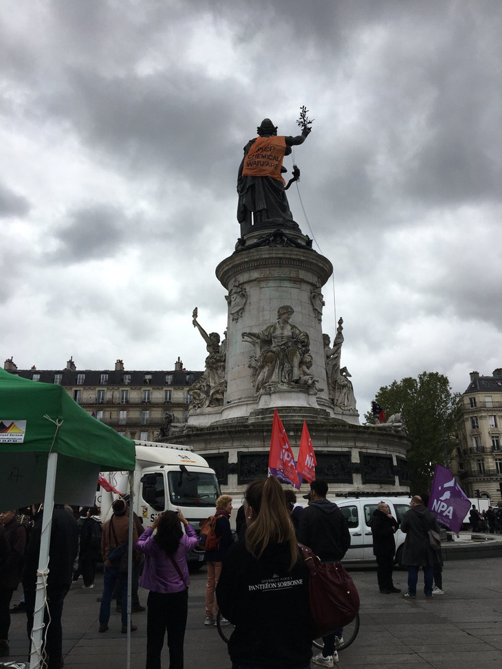 Statue of Marianne, symbol of the French Republic wearing orange - Photo: T. DUONG