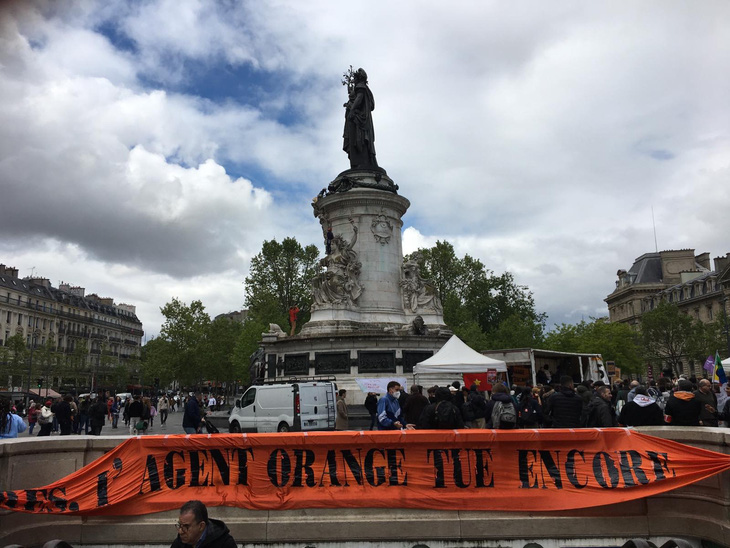 Slogan at the entrance of République metro station reminds that Agent Orange continues to kill people - Photo: TD