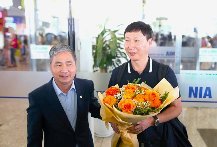 HLV Kim Sang Sik khi đến sân bay Nội Bài vào chiều 5-5 - Ảnh: MINH ĐỨC