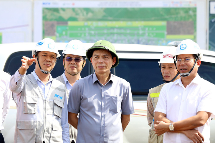 Thứ trưởng Bộ Giao thông vận tải Lê Anh Tuấn kiểm tra tiến độ dự án xây dựng sân bay Long Thành vào sáng 6-5 - Ảnh: H.M.