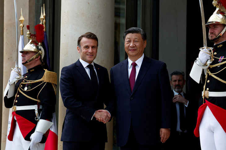Tổng thống Pháp Emmanuel Macron bắt tay Chủ tịch Trung Quốc Tập Cận Bình tại Paris ngày 6-5 - Ảnh: REUTERS