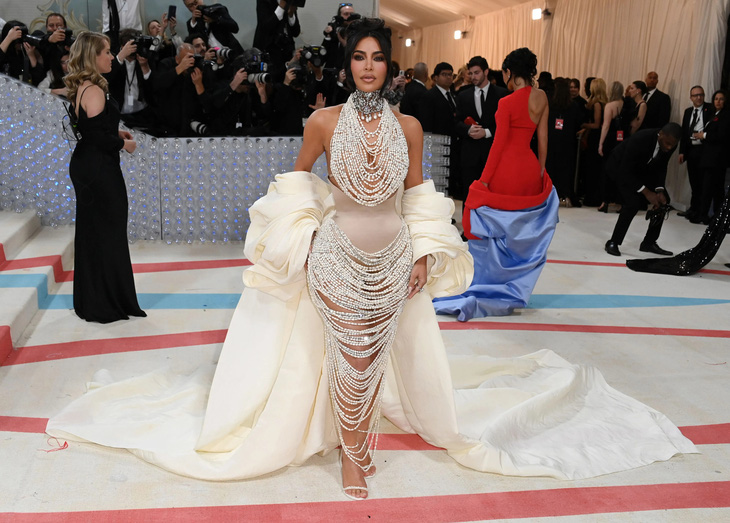 Tại Met Gala 2023, Kim Kardashian tiếp tục là cái tên gây tranh cãi. Kim Kardashian được truyền thông nước ngoài miêu tả: 