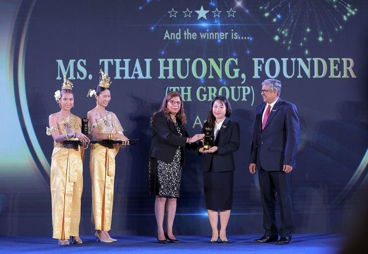 Đại diện Tập đoàn TH nhận hai giải thưởng Global Brand Award tại Bangkok (Thái Lan)