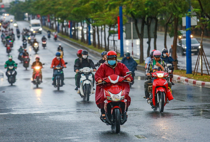 Sau vài ngày mưa rào, nắng nóng quay lại TP.HCM và Nam Bộ. Sau ngày 8-5 mưa xuất hiện lại - Ảnh: CHÂU TUẤN