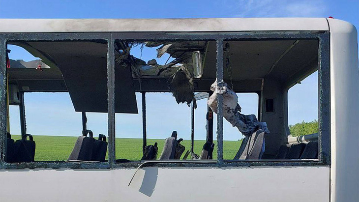 Ảnh chụp hiện trường cho thấy chiếc xe buýt chở công nhân ở Belgorod bị drone Ukraine tàn phá nặng nề - Ảnh: TELEGRAM/ Vyacheslav Gladkov