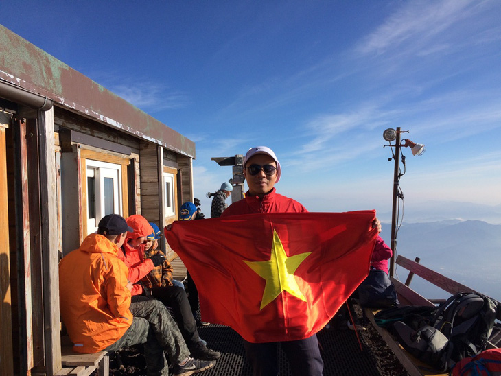 Du khách Việt với lá cờ Tổ quốc trên đỉnh núi Phú Sĩ - Ảnh: NhatbanAZ