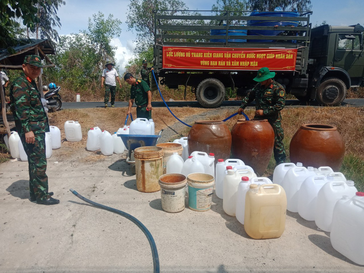 Lực lượng vũ trang tỉnh Kiên Giang đã tổ chức 2 xe cấp nước sinh hoạt cho 300 hộ dân vùng hạn mặn huyện Giang Thành - Ảnh: PHƯƠNG VŨ