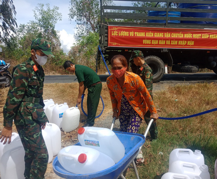 Từ tháng 4 đến nay, lực lượng vũ trang quân sự tỉnh Kiên Giang đã 2 lần cấp nước ngọt, nước sinh hoạt cho bà con vùng hạn mặn - Ảnh: PHƯƠNG VŨ