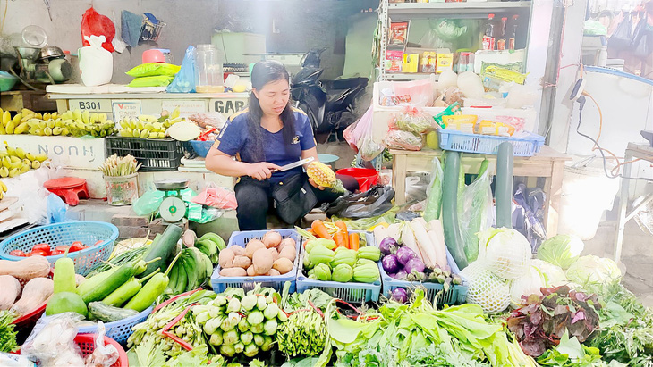 Chị Nguyễn Thị Lụa - người bán rau tử tế trên phố Trần Quốc Vượng (Cầu Giấy, Hà Nội) - Ảnh: LƯƠNG ĐÌNH KHOA