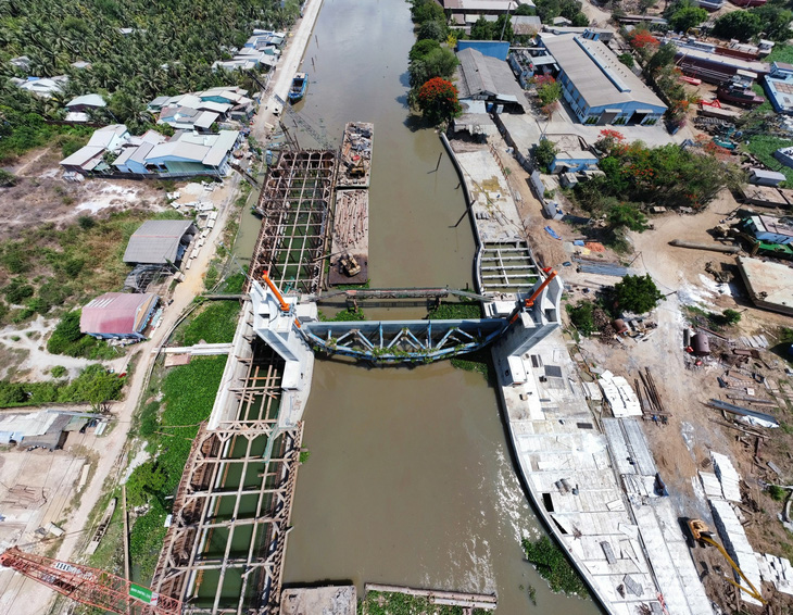 Do độ mặn đã giảm nên cống Nguyễn Tấn Thành (tỉnh Tiền Giang) hiện đã mở sau 2 tháng đóng cống để giải quyết tình trạng ô nhiễm môi trường, tạo thuận lợi cho tàu ghe qua lại - Ảnh: MẬU TRƯỜNG