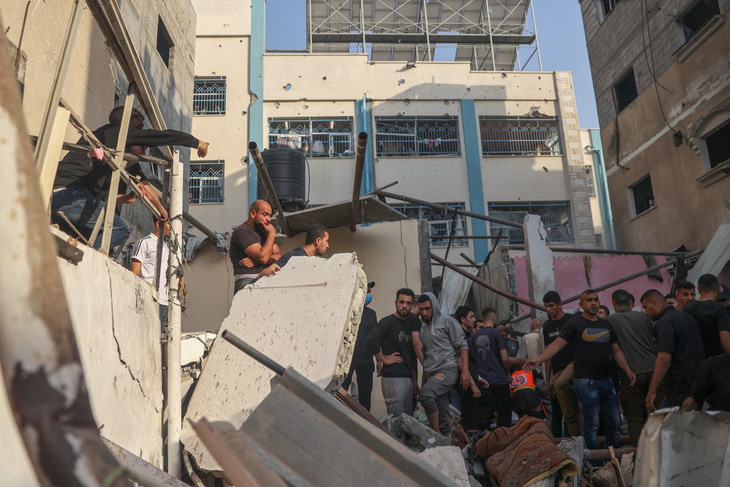 Người Palestine tìm kiếm những người thương vong trong đống đổ nát của một ngôi nhà bị phá hủy sau cuộc tấn công của Israel ở trung tâm Rafah, phía nam Dải Gaza, ngày 5-5 - Ảnh: AFP