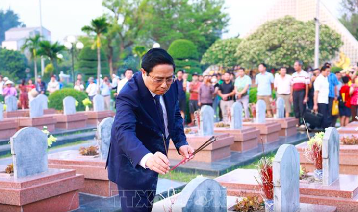 Thủ tướng Phạm Minh Chính thắp hương tại phần mộ liệt sĩ ở Nghĩa trang liệt sĩ quốc gia A1 - Ảnh: TTXVN