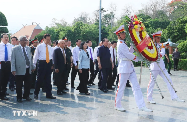 Đoàn đại biểu lãnh đạo, nguyên lãnh đạo Đảng, Nhà nước, Mặt trận Tổ quốc Việt Nam đến dâng hương, dâng hoa tưởng nhớ, tri ân các Anh hùng Liệt sỹ tại Nghĩa trang Liệt sĩ quốc gia A1 - Ảnh: TTXVN