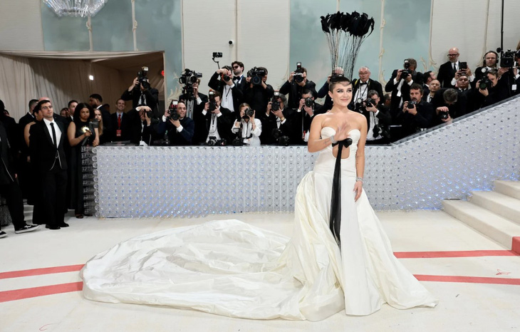 Florence Pugh hoàn toàn mất điểm bởi chiếc váy cắt khoét quá mức trên thảm đỏ Met Gala 2023. Phần cut-out giữa ngực khiến cô không tự tin khi tạo dáng trước ống kính. Bên cạnh đó, chiếc mũ đội đầu mô phỏng chậu hoa cũng khá dư thừa, gây trở ngại cho người diện