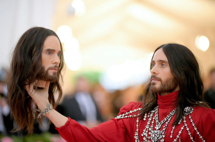 Jared Leto gây choáng với món phụ kiện anh mang theo dự Met gala 2019. Món 